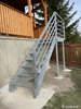 Žárově zinkovaná konstrukce schodiště s pochozími ocelovými rošty